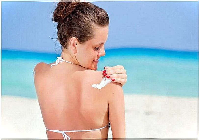 Woman putting on sunscreen 