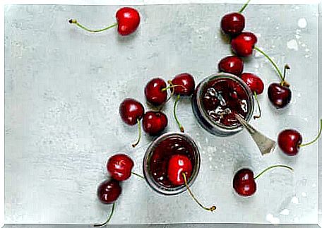 The sterility of the jars is a key element in preserving the jam and in preventing poisoning.