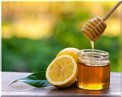 The effects of honey with garlic and lemon.