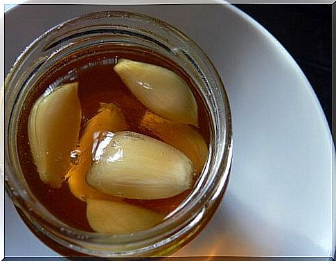 Preparation of honey with honey and lemon.