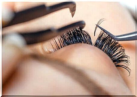 Application of false eyelashes. 