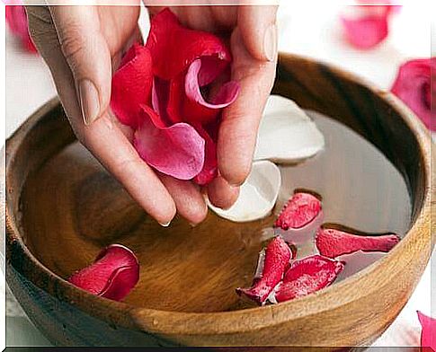 natural tonic based on rose petals