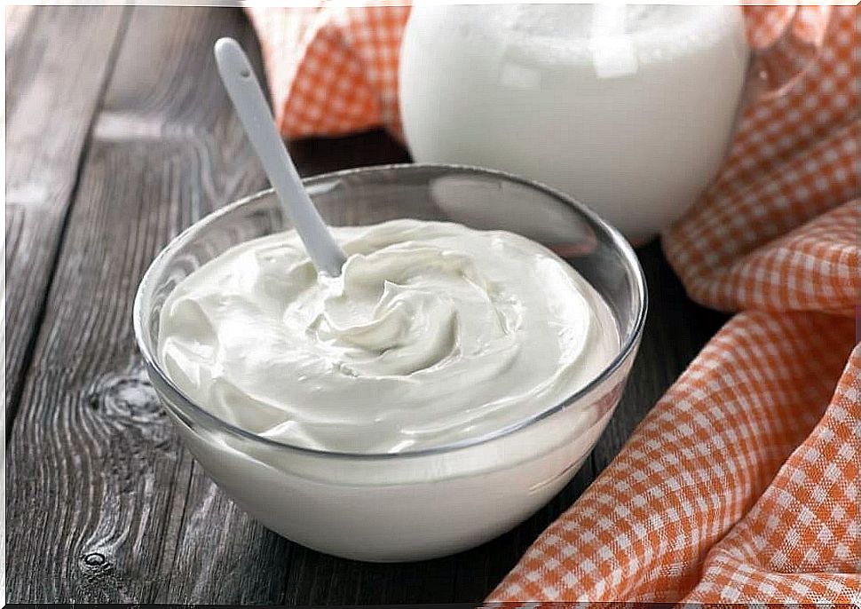 Recipe for making a light yogurt sauce.