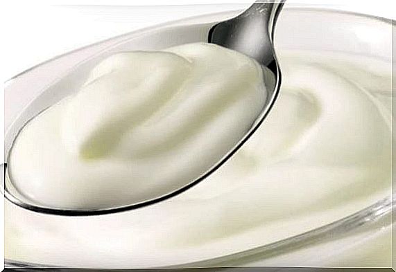 Tips for making a light yogurt sauce.