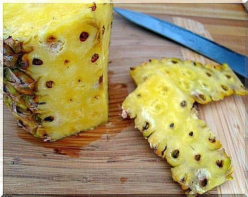 Pineapple peel is one of the fruit skins that can be eaten.