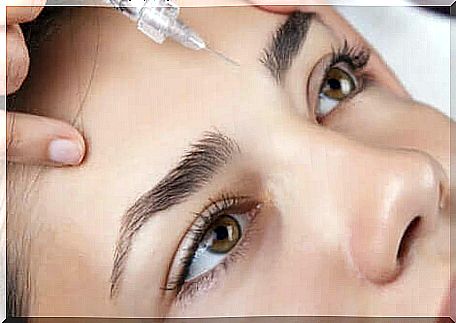 Injection between a woman's eyebrows. 