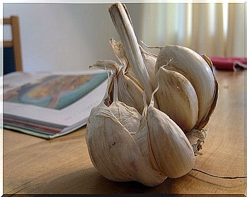 Garlic is one of the natural pain relievers.