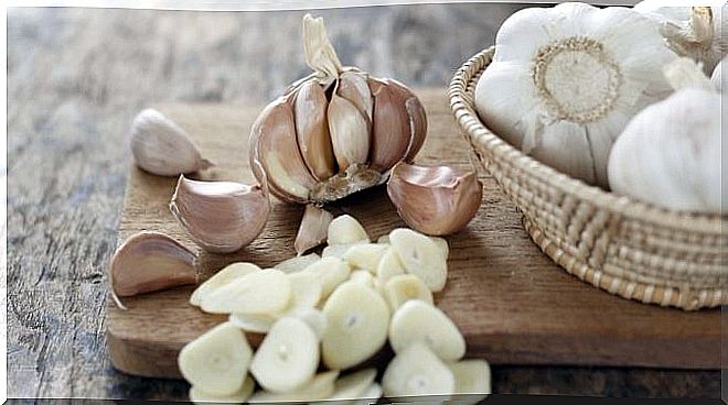 benefits of garlic on an empty stomach